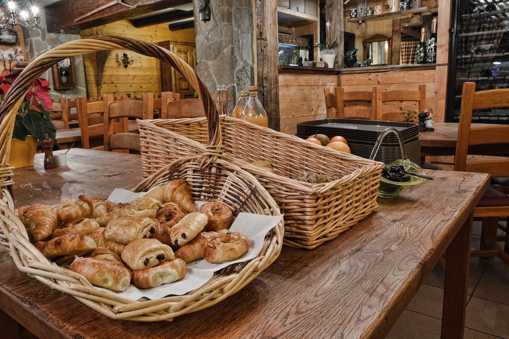 Logis Hotel Les Ancolies Ареш Экстерьер фото