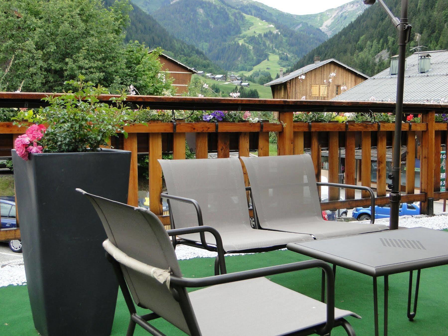Logis Hotel Les Ancolies Ареш Экстерьер фото