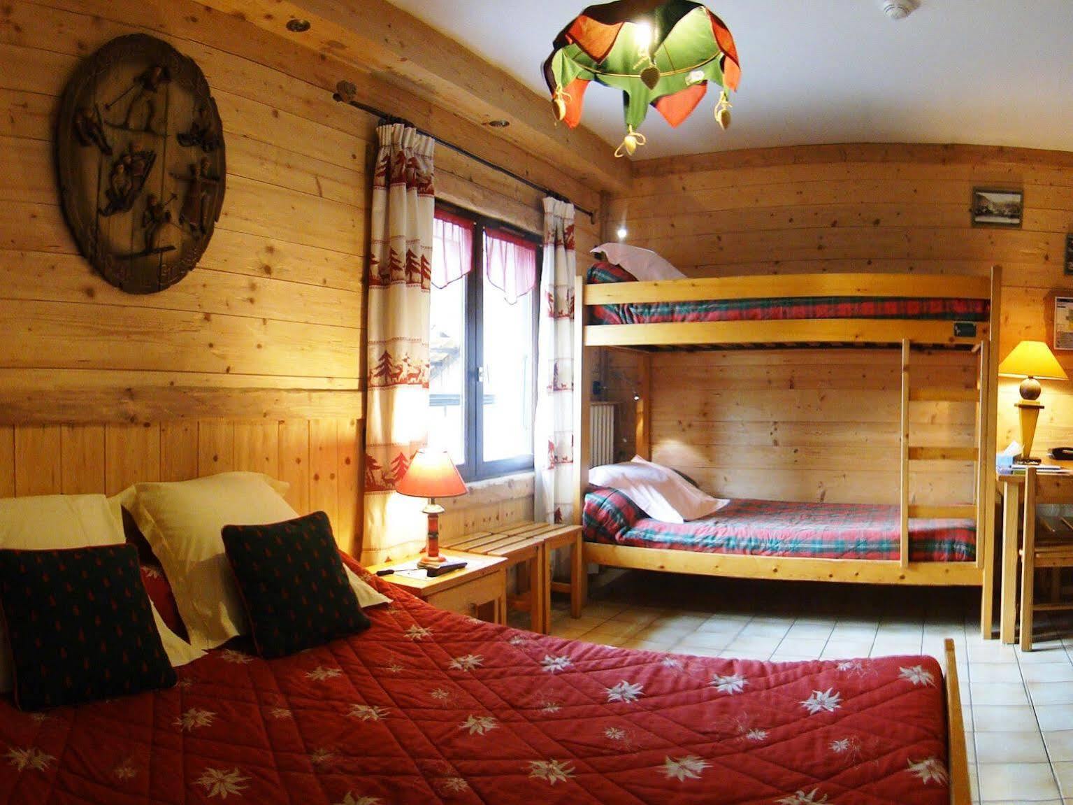 Logis Hotel Les Ancolies Ареш Экстерьер фото