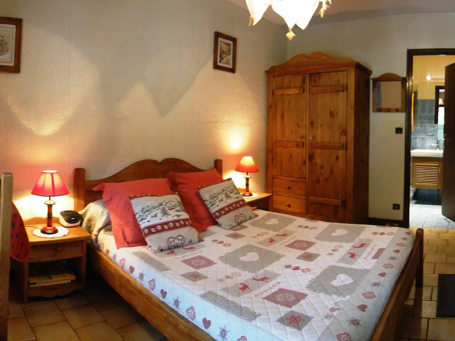 Logis Hotel Les Ancolies Ареш Экстерьер фото