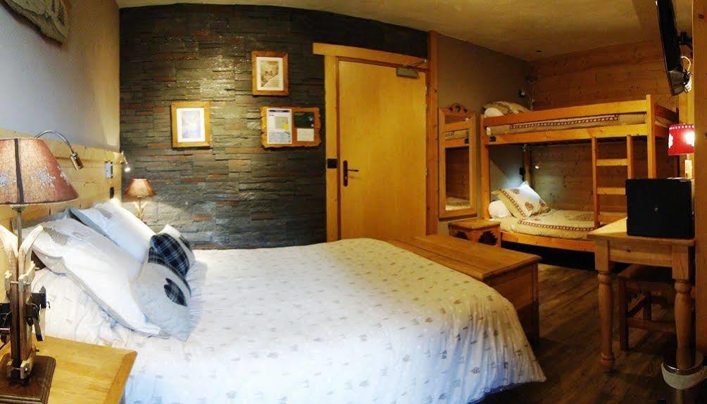 Logis Hotel Les Ancolies Ареш Экстерьер фото