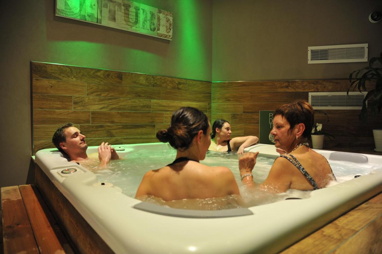 Logis Hotel Les Ancolies Ареш Экстерьер фото